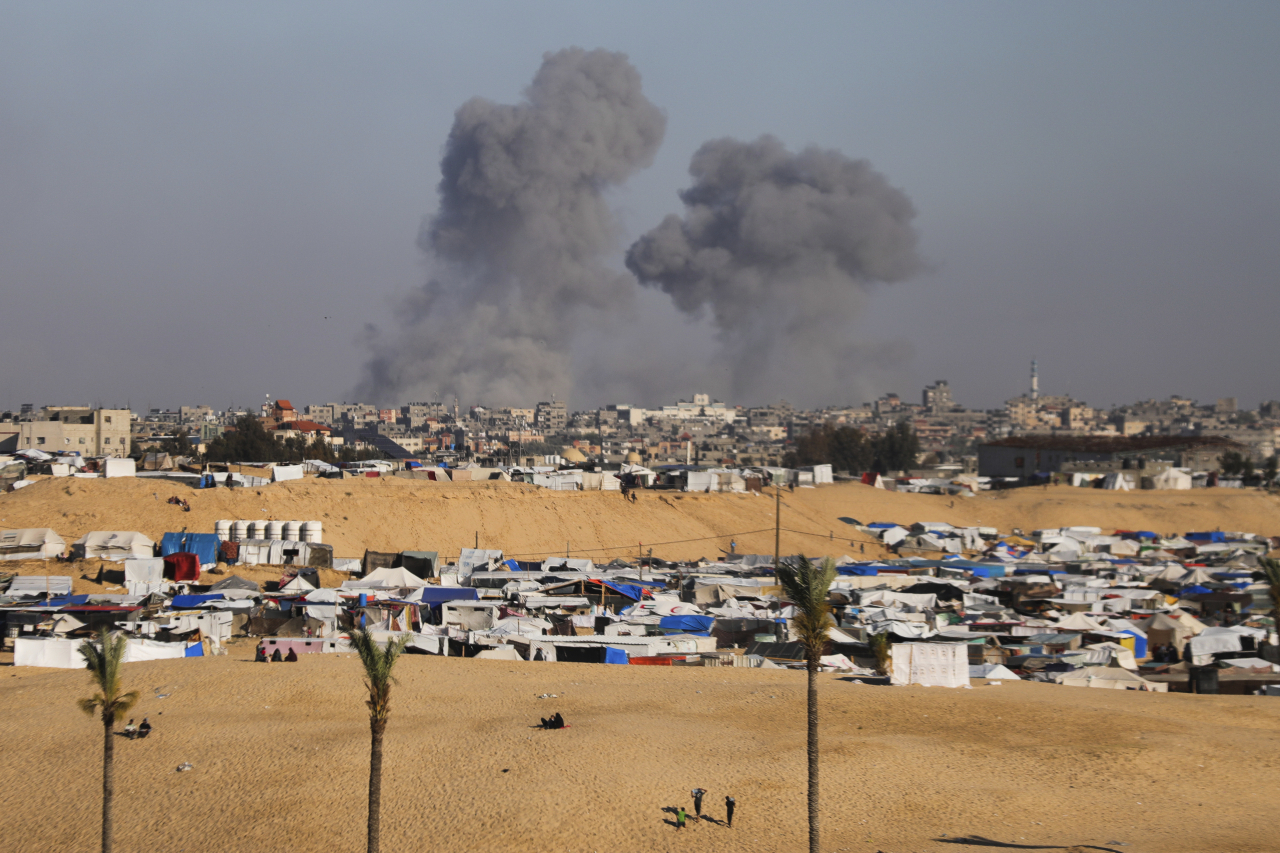 Smoke rises following an Israeli airstrike east of Rafah, Gaza Strip, Monday. (AP-Yonhap)