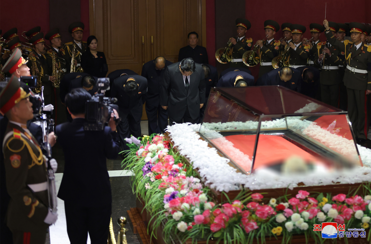 North Korean leader Kim Jong-un (center) pays his respects during a visit to the funeral hall of Kim Ki-nam, former secretary of the Central Committee of the North's ruling Workers' Party, on Wednesday, in this photo provided by state-run Korean Central News Agency on the same day. (Yonhap)