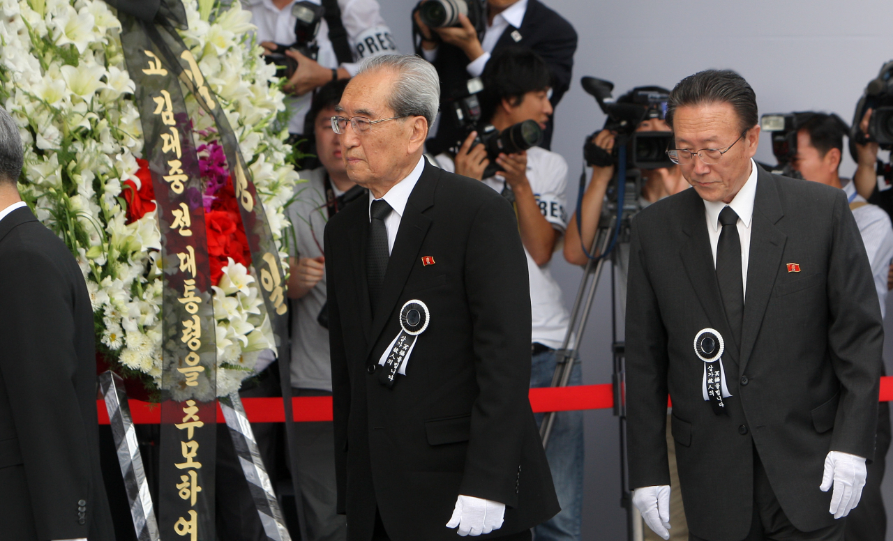 In August 2009, Kim Ki-nam, then-director of the Propaganda and Agitation Department (center), and Kim Yang-gon (right), then chief of the United Front Department responsible for inter-Korean affairs, paid tribute to former South Korean President Kim Dae-jung at his funeral. (Yonhap)