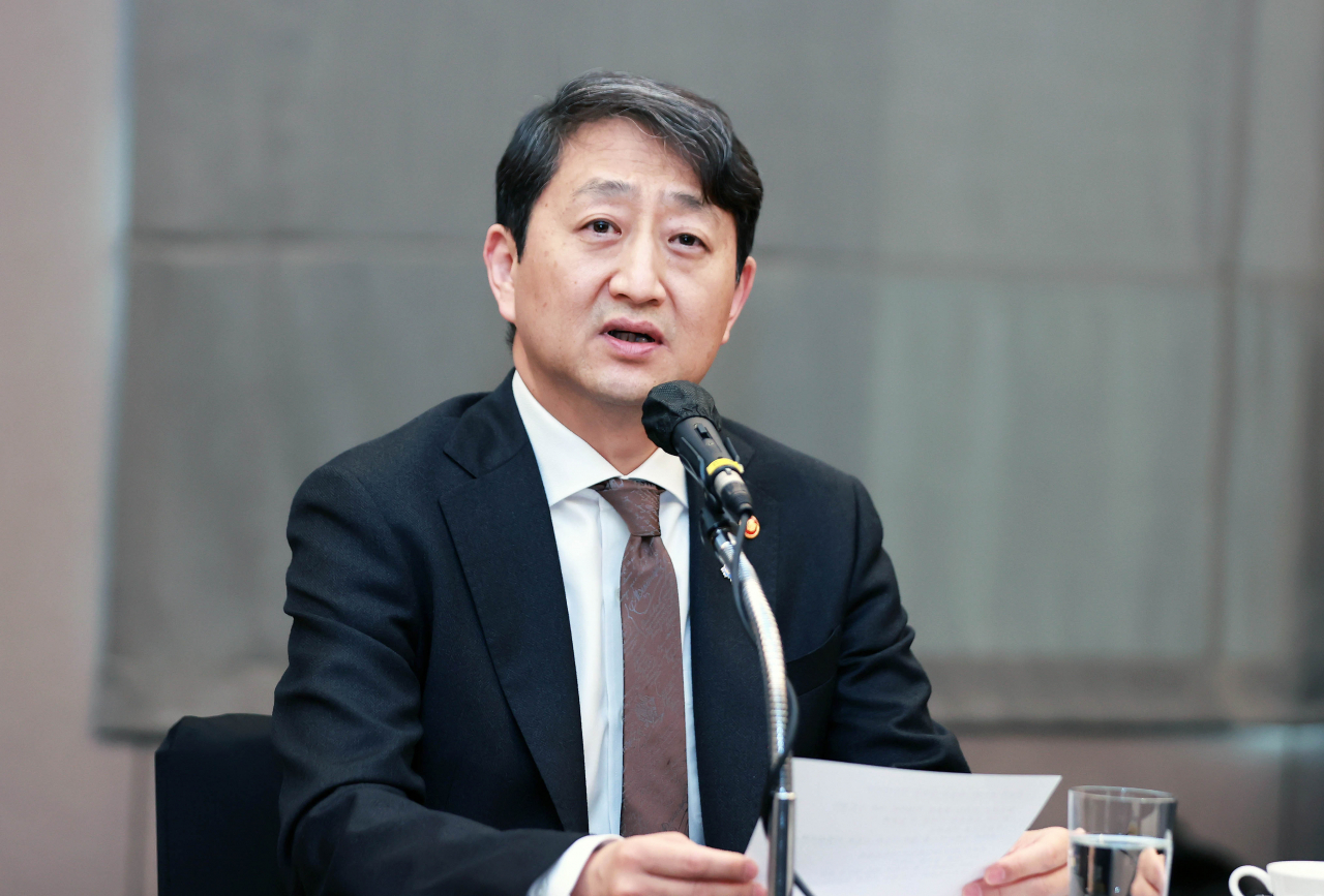 South Korean Minister of Trade, Industry and Energy Ahn Duk-geun speaks during a meeting with government officials and executives from the battery and automobile industries at a Seoul hotel on Wednesday. (Ministry of Trade, Industry and Energy)