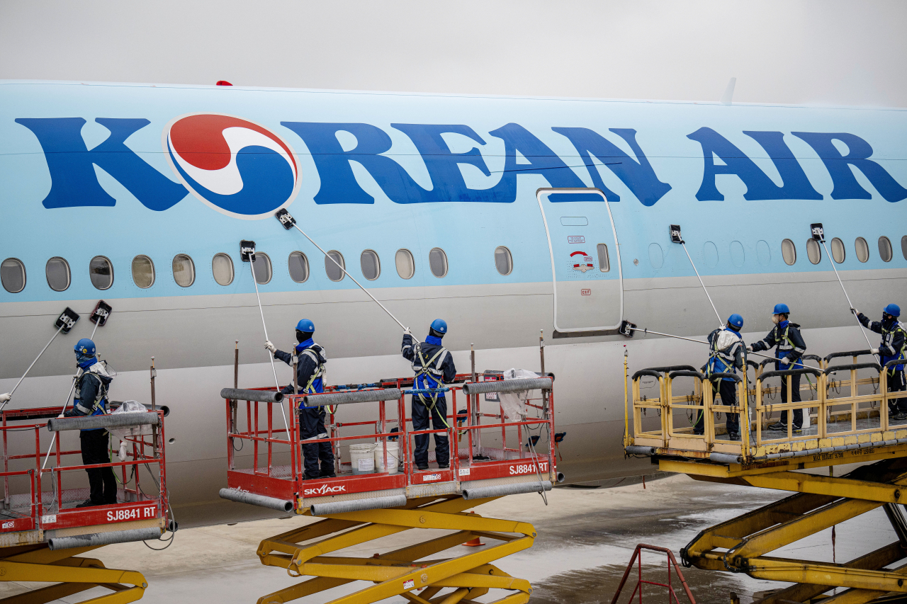 Workers are refurbishing an aircraft operated by Korean Air at Incheon Airport on April 25. (Joint Press Corps)