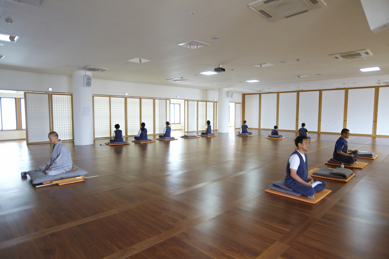 People meditate at one of the Jogye Order’s seon centers. (Jogye Order of Korean Buddhism)