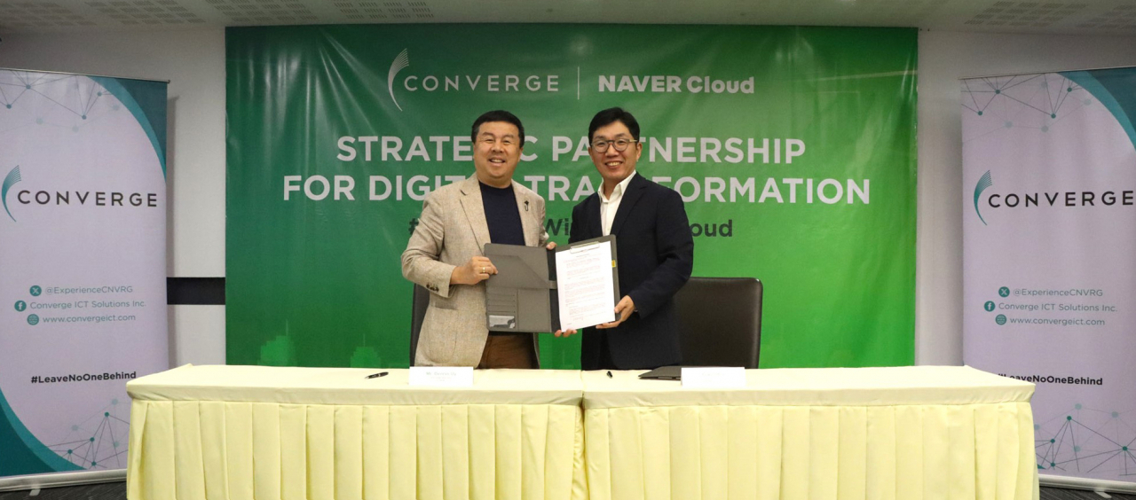 Naver Cloud CEO Kim Yu-won (right) and Converge CEO and co-founder Dennis Anthony Uy pose for a photo after signing a memorandum of understanding at the Philippine fiber optic internet provider's headquarters on Thursday. (Naver Cloud)