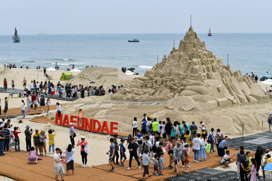 Spectators enjoy sandmade art works displayed in Haeundae Sand Festival in 2019 (Korea Tourism Organization)