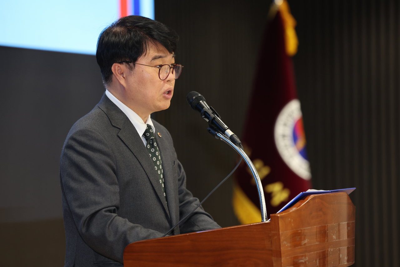 Lim Hyun-taek, the president of the Korean Medical Association, speaks at the press conference at the KMA headquarters in Yongsan-gu, Seoul, Friday. (Yonhap)