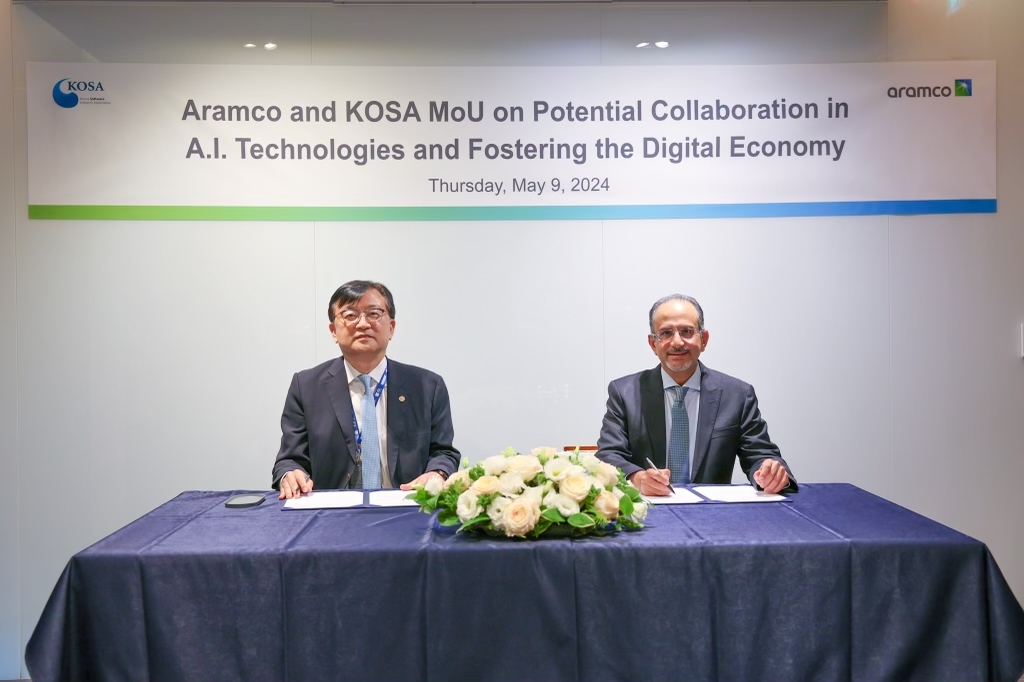 Korea Software Industry Association Chairman Joh Joon-hee (left) and Nabil Al-Nuaim, senior vice president of digital & information technology at Saudi Aramco, pose for a photo during the MOU signing event held in Goyang, Gyeonggi Province, on Thursday. (KOSA)