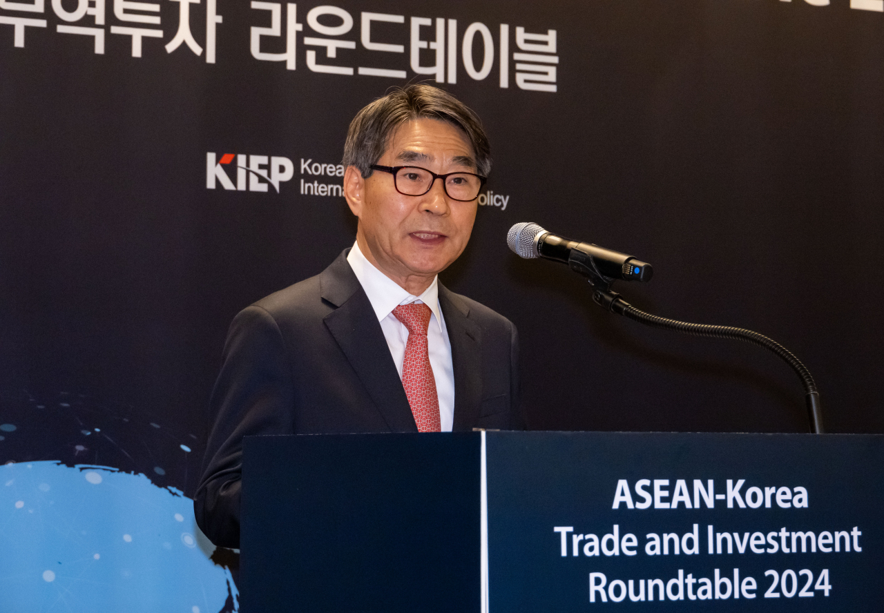 Asean-Korea Center Secretary General Kim Jae-shin delivers opening remarks at the ‘ASEAN-Korea Trade and Investment Roundtable 2024’ at the Four Seasons Hotel Seoul in Jongno-gu, Seoul on Wednesday. (AKC)