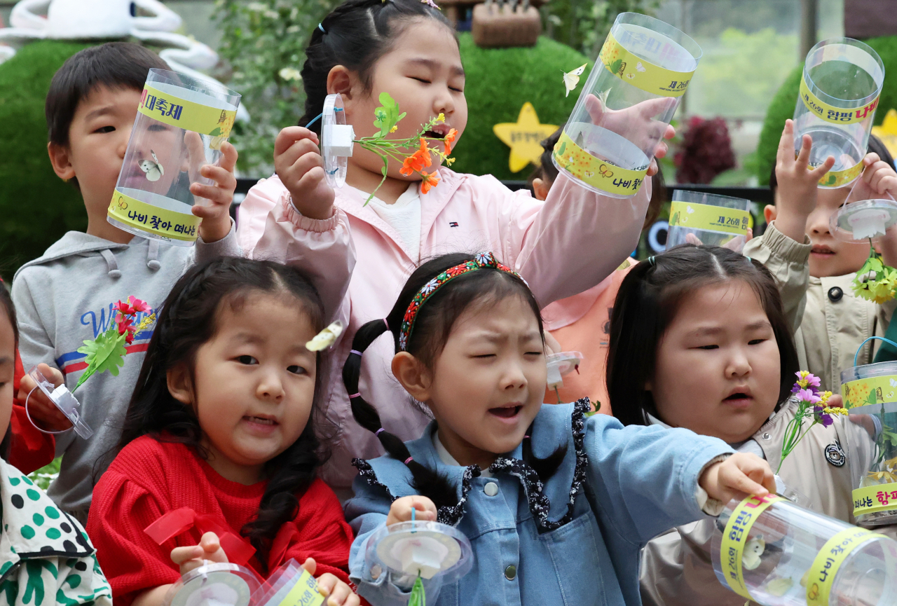 This April 24 photo shows kindergarten children at a butterfly festival in Hampyeong-gun, South Jeolla Province. (Yonhap)