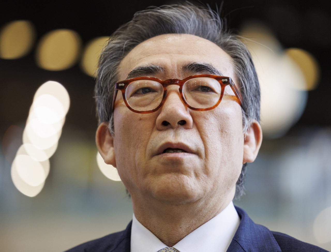 South Korean Foreign Minister Cho Tae-yul responds to reporters' questions before heading for Beijing at Gimpo Airport in Seoul on Monday. (Yonhap)