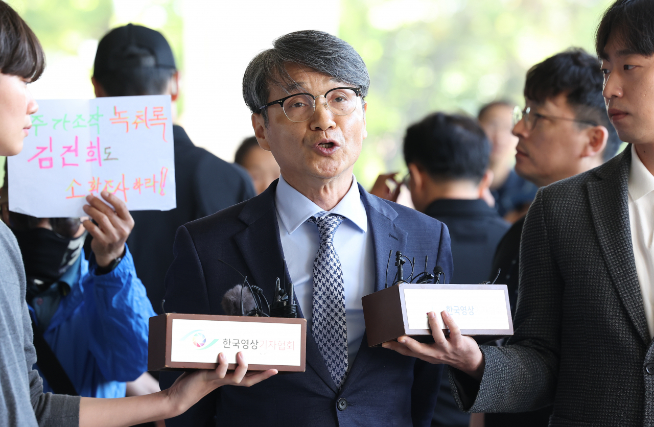 Korean American pastor Choi Jae-young talks to reporters in front of the Seoul Central District Prosecutors Office on Monday. (Yonhap)