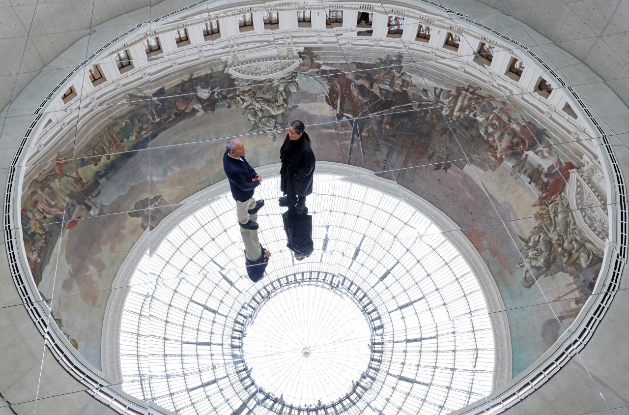 Artist Kimsooja (right) and Culture Minister Yu In-chon talk inside The Rotunda of the Bourse de Commerce in Paris, France on May 2, where Kimsooja's carte blanche project 