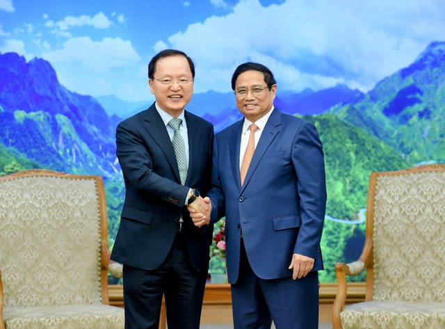 Vietnamese Prime Minister Pham Minh Chinh (right) hosts a reception for Samsung Electronics Chief Financial Officer Park Hark-kyu at the Government Office in Ha Noi, Vietnam on Thursday. (VGP)