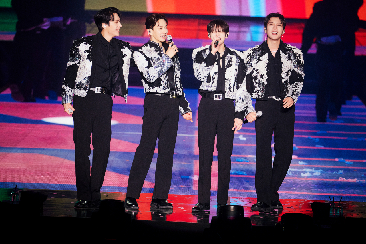 From left: Highlight members Dongwoon, Kigwang, Yoseob and Doojoon perform at the “Lights Go On, Again” concert held at the KSPO Dome, Songpa-gu, Seoul, Saturday. (Around Us)