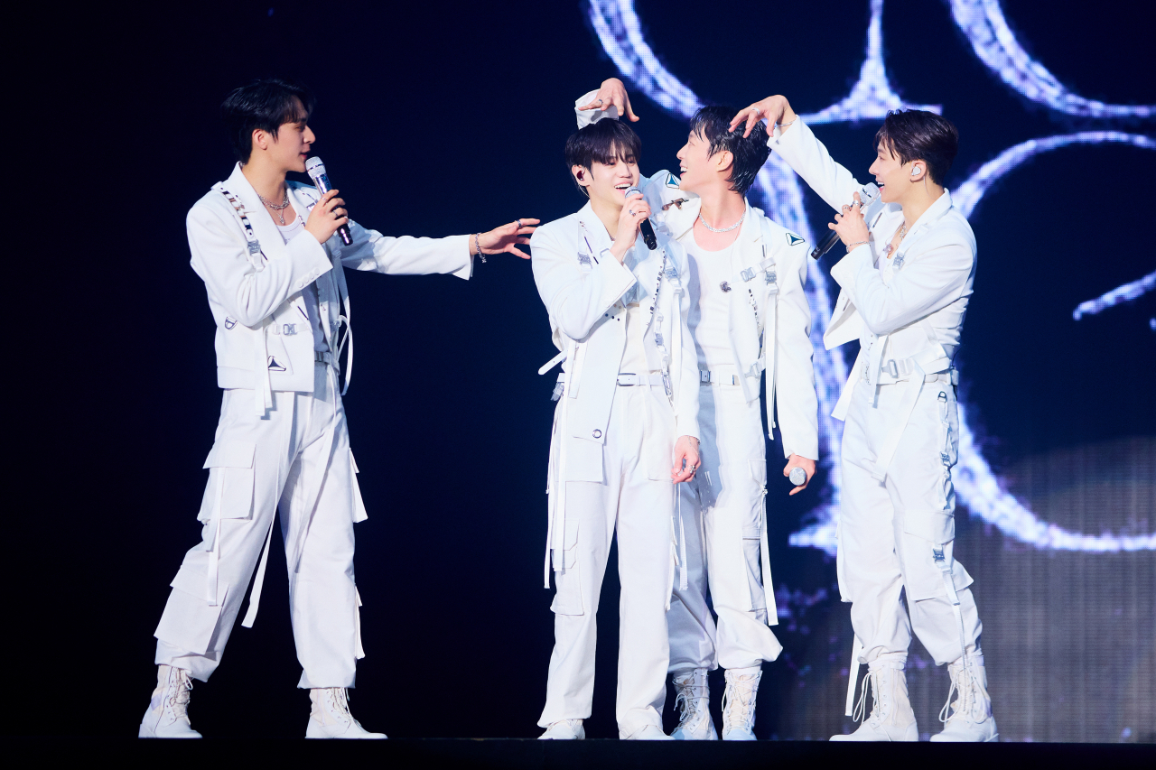 From left: Highlight members Dongwoon, Yoseob, Doojoon and Kigwang perform at the “Lights Go On, Again” concert at the KSPO Dome, Songpa-gu, Seoul, Saturday. (Around Us)