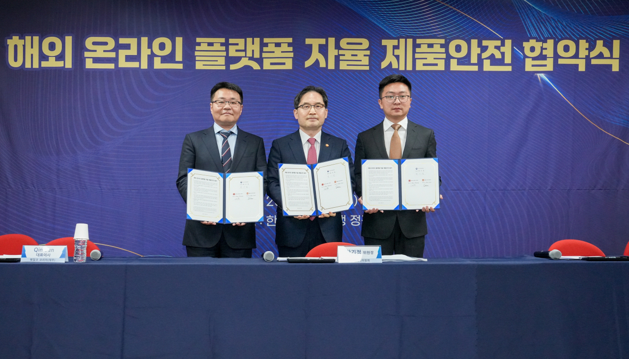 (From left) Qin Sun, Temu's co-founder and head of Whaleco Korea LLC., Fair Trade Commission Chairman Han Ki-jeong and AliExpress Korea's CEO Ray Zhang pose for a photo during a product safety agreement signing ceremony held at the Consumers Union of Korea's headquarters in Seoul on Monday (FTC)