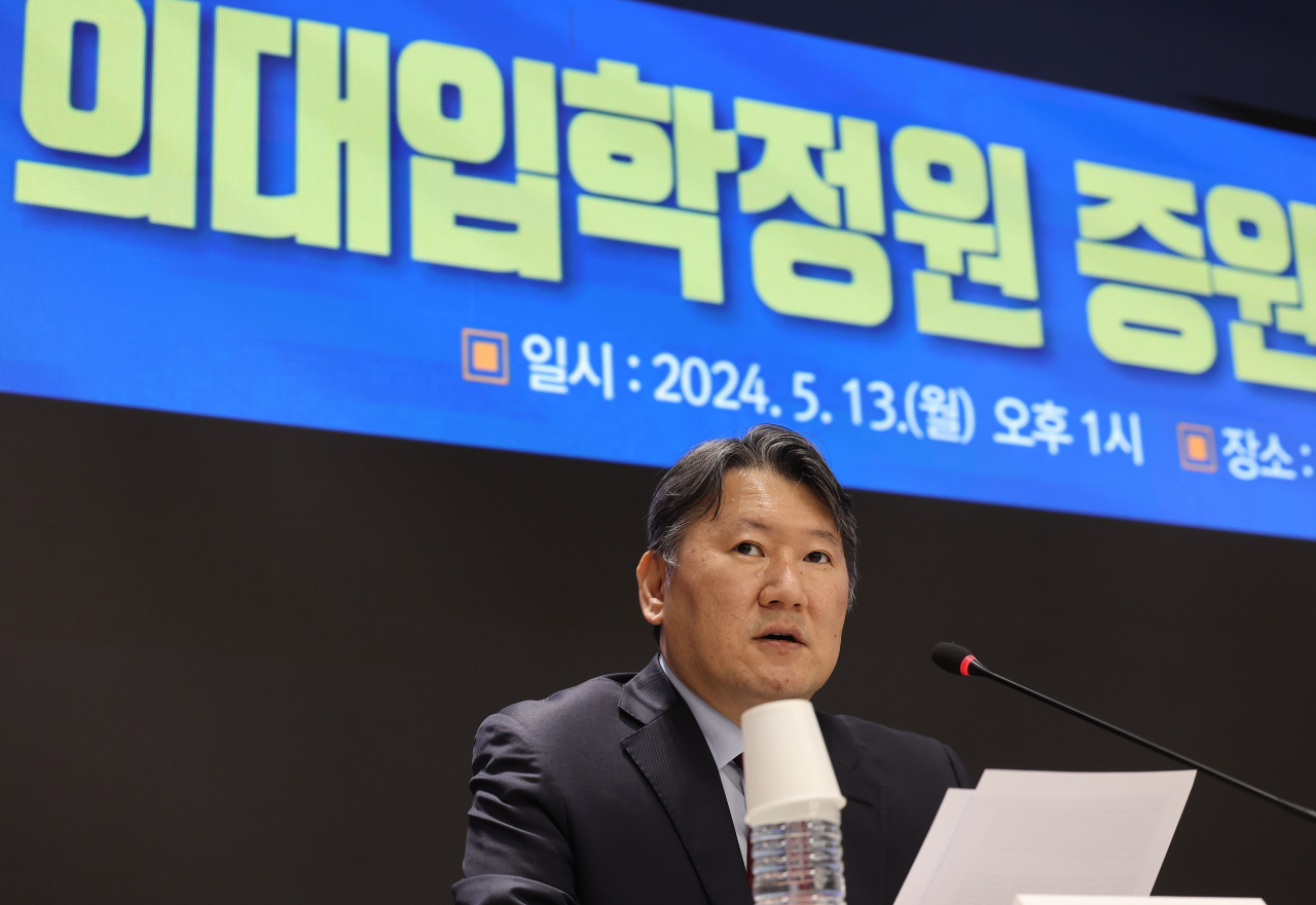 Kim Chang-soo, who heads the Medical Professors Association of Korea, speaks during a press conference held at the Korean Medical Association's headquarters in Yongsan-gu, central Seoul, Monday. (Yonhap)