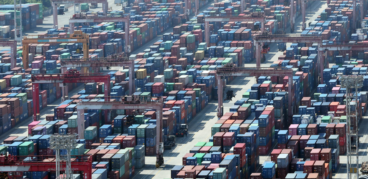 A port in South Korea's southeastern city of Busan on Thursday (Newsis)