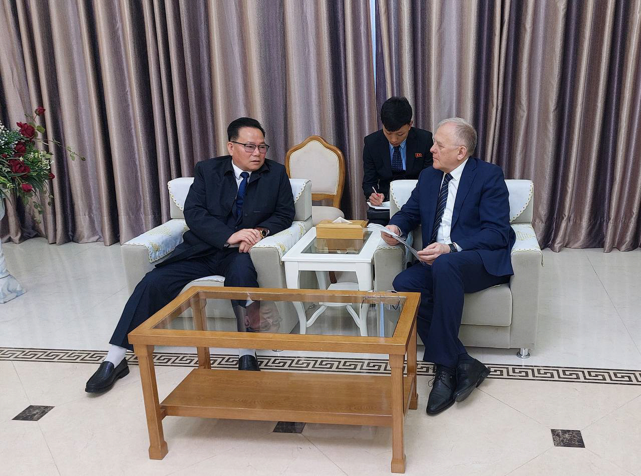 Ri Chung-gil (left), chairman of the North's State Commission of Science and Technology, meetS Russian Ambassador to Pyongyang Alexander Matsegora before leaving for Moscow on Monday. (Russian Embassy in North Korea)
