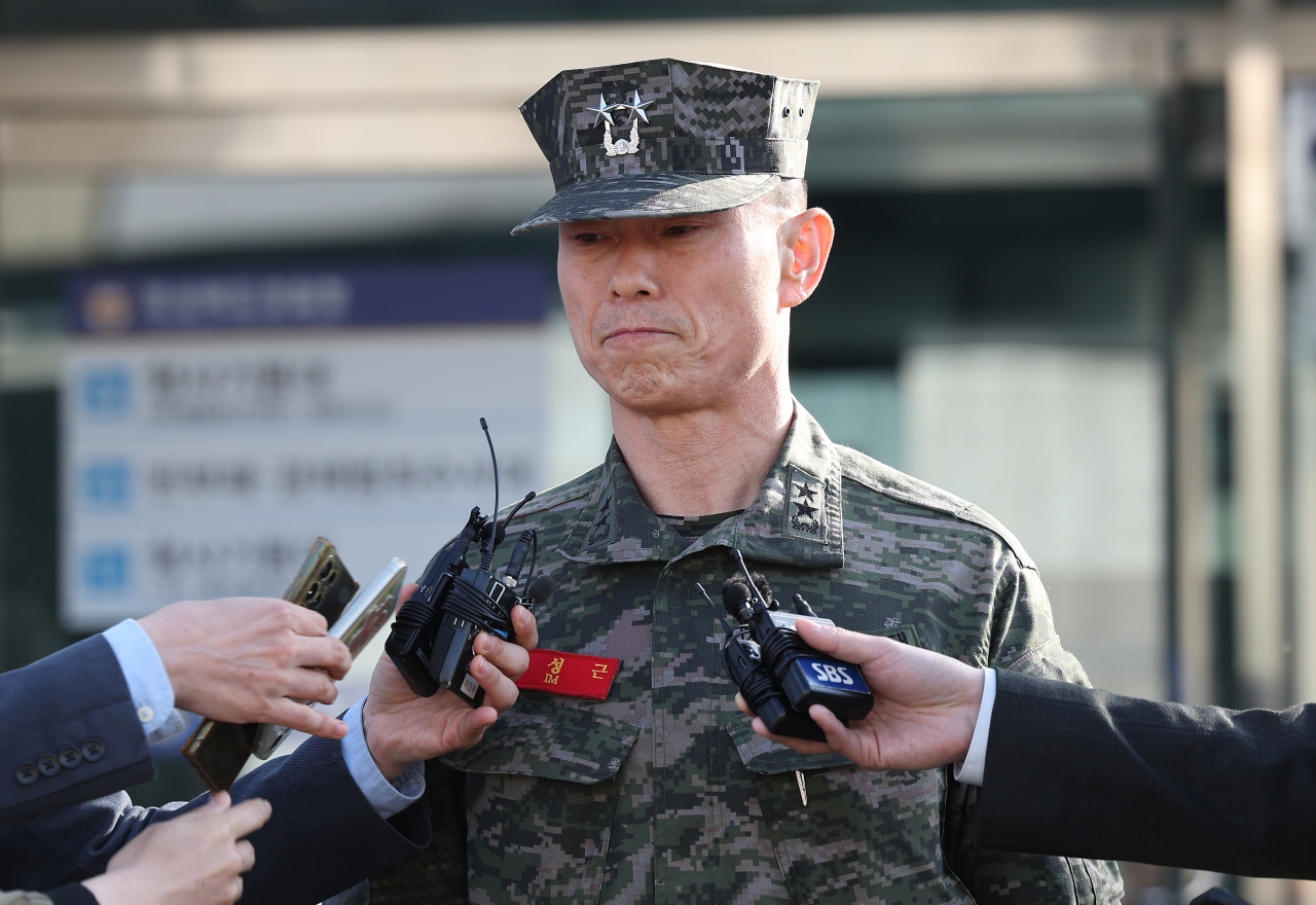 Lim Seong-geun, former commander of the Marine Corps 1st Division, leaves the police agency in North Gyeongsang Province, 250 kilometers southeast of Seoul on Tuesday. (Yonhap)