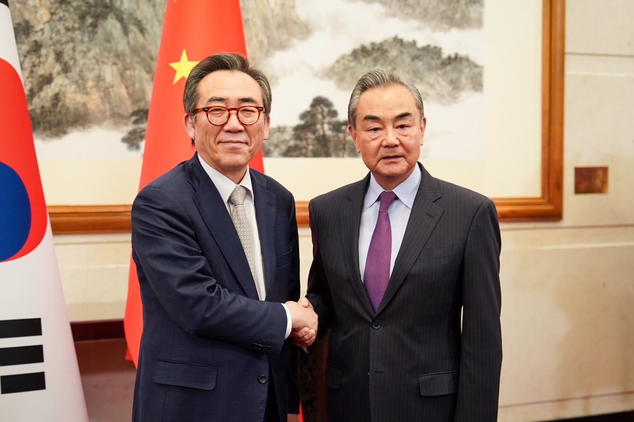 South Korean Foreign Minister Cho Tae-yul (left) shakes hands with his Chinese counterpart, Wang Yi, at the Diaoyutai State Guesthouse in Beijing, Monday. The Korea-China foreign ministerial meeting takes place in Beijing for the first time since November 2017. (Ministry of Foreign Affairs)