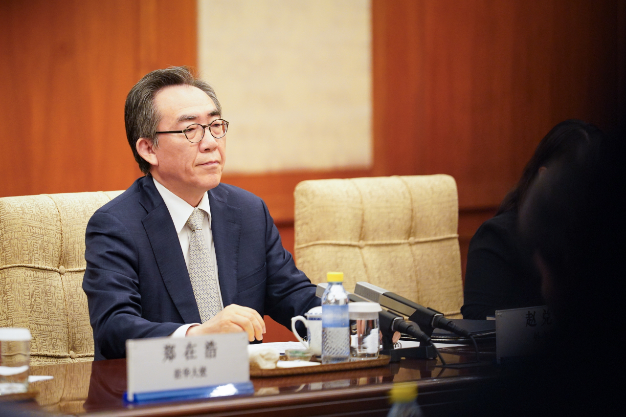South Korean Foreign Minister Cho Tae-yul engages in discussions with his Chinese counterpart Wang Yi during their meeting on Monday. (Ministry of Foreign Affairs)