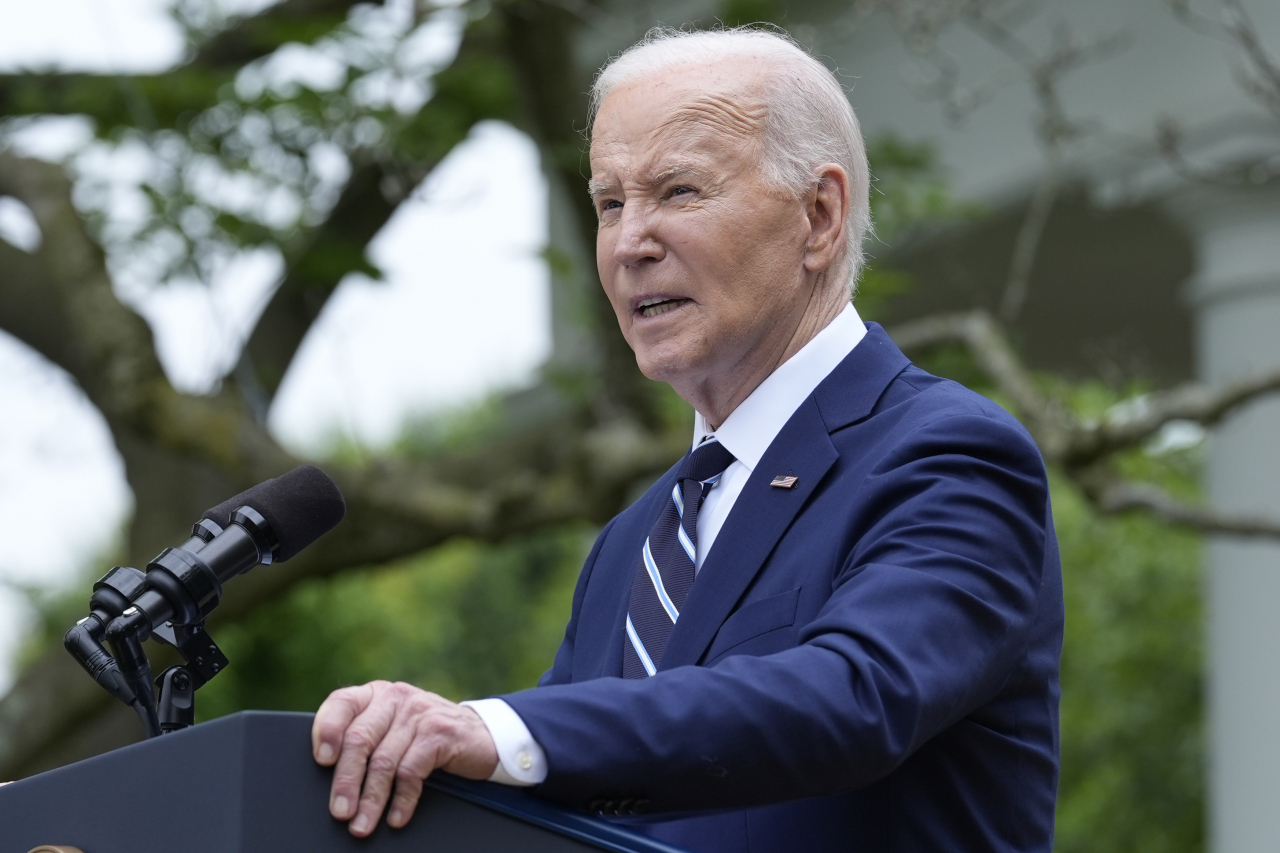 US President Joe Biden speaks in the Rose Garden of the White House in Washington, Tuesday, announcing plans to impose major new tariffs on electric vehicles, semiconductors, solar equipment and medical supplies imported from China. (AP-Yonhap)