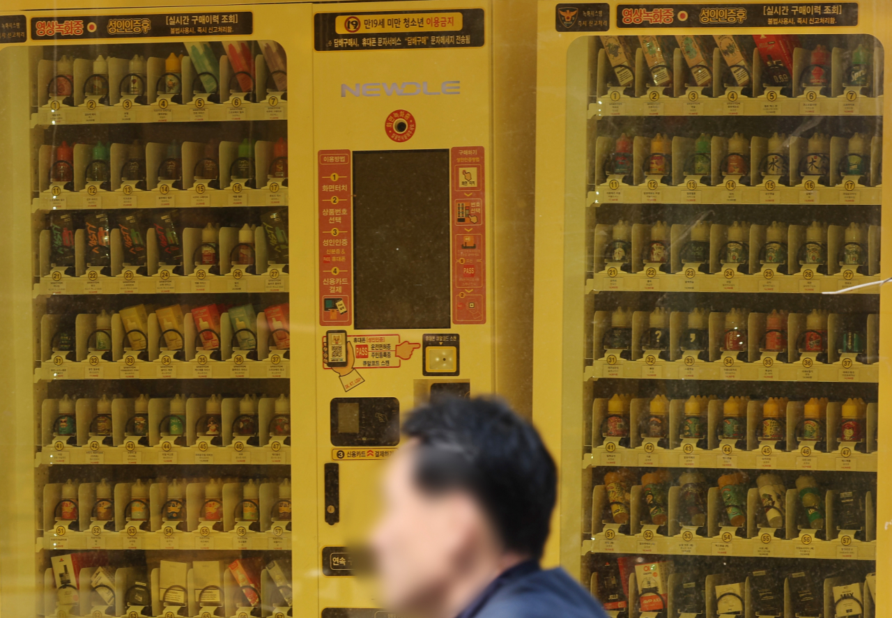 This photo taken shows an e-cigarette vending machine in Seoul on Thursday. (Yonhap)