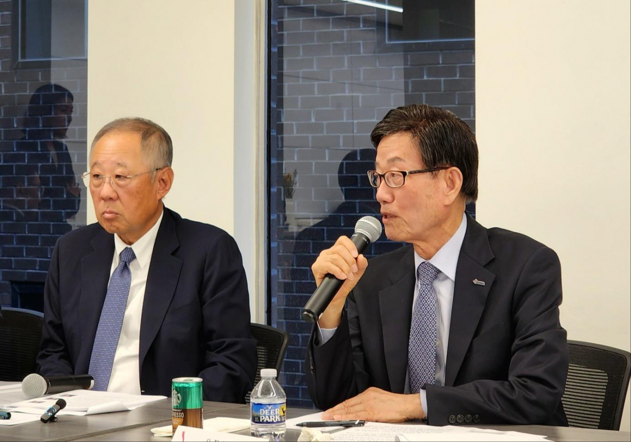 Yoon Jin-shik (right), chair of the Korea International Trade Association, speaks during a meeting with Korean correspondents in Washington, DC on Wednesday, with Ryu Jin, chair of the Federation of Korean Industries, on the left. (Yonhap)