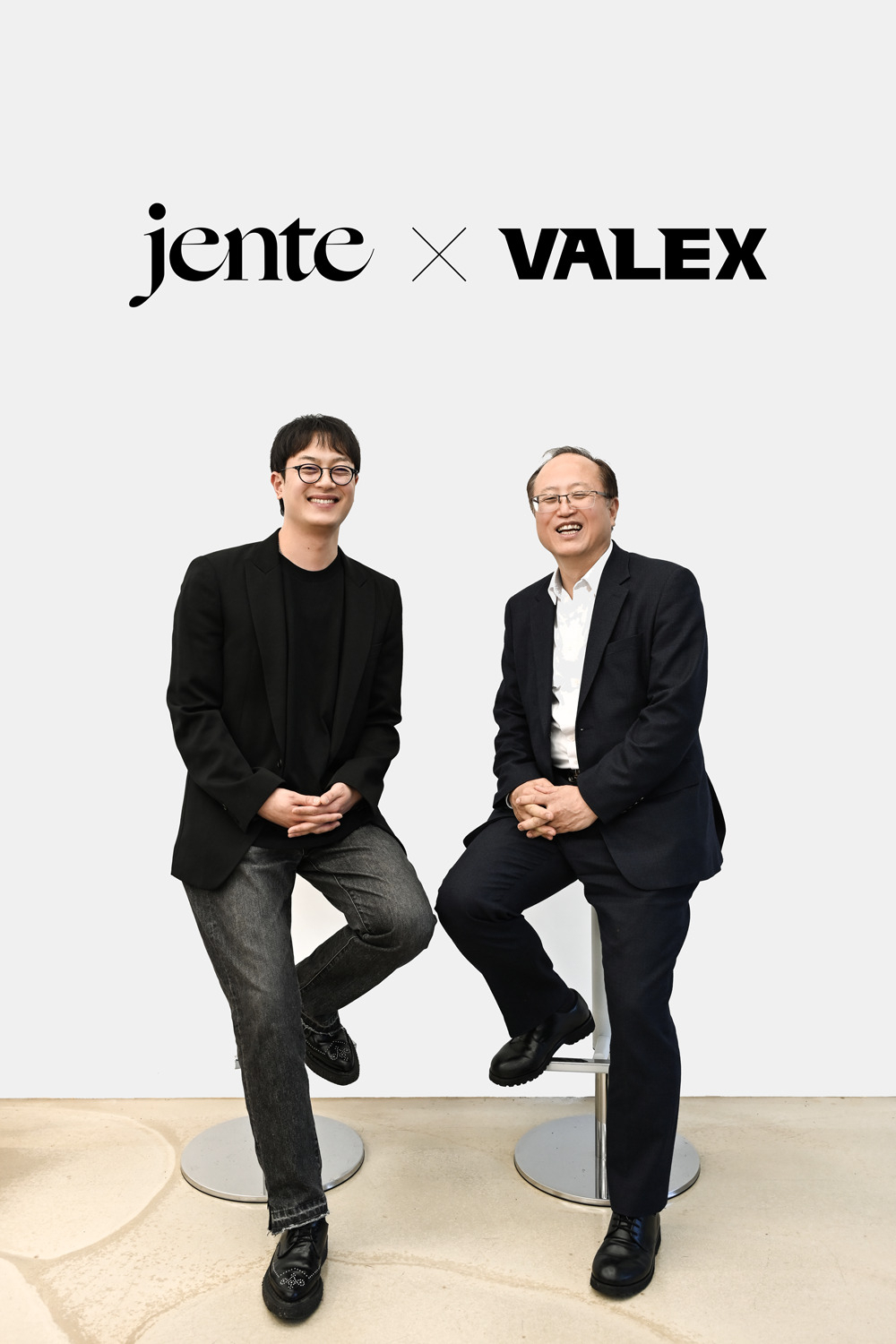 Jente's Chief Operating Officer Kim Jeong-yeop (left), and Valex's Executive Director Jang Yong-seok, pose for a photo during a business signing ceremony at Jente's headquarters in southern Seoul on Wednesday. (Jente)