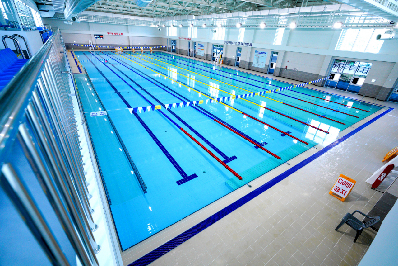 A public pool with eight 50-meter lanes at Jecheon Sports Training Center in North Chungcheong Province, which opened on May 3, where a debate about banning older people has erupted (Jecheon Sports Training Center)