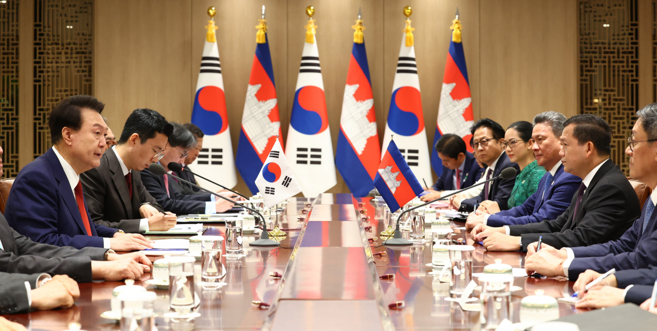 President Yoon Suk Yeol (left) speaks during a summit with Cambodian Prime Minister Hun Manet (second from right) at the presidential office in Seoul, Thursday. (Pool photo by Yonhap)