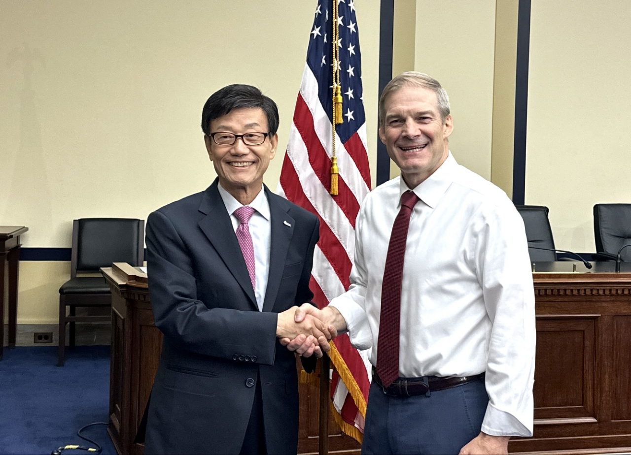 The Korea International Trade Association Chairman Yoon Jin-sik shakes hands with Jim Jordan, ninth-term US Representative after a meeting in Washington, DC, Wednesday. (KITA)