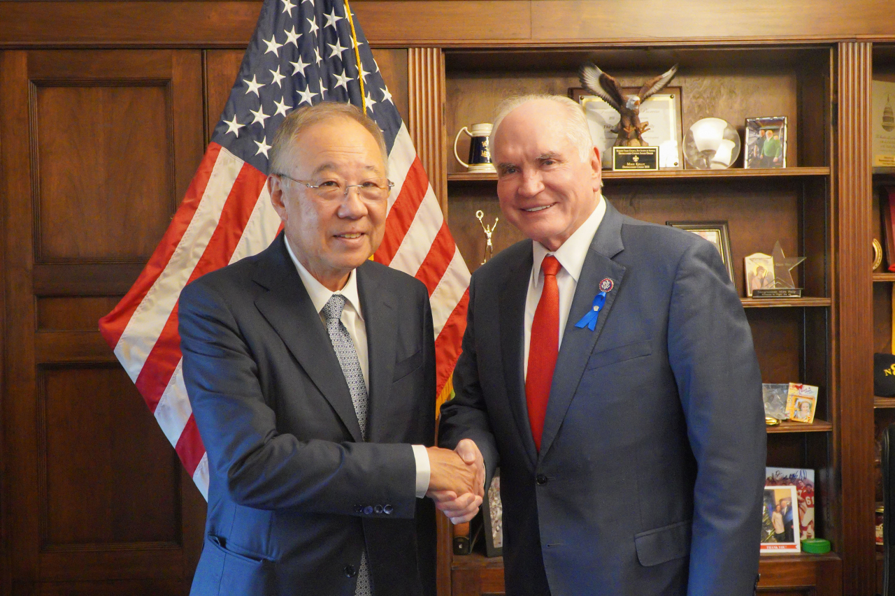 The Federation of Korean Industries Chairman Ryu Jin holds a meeting with US Representative Mike Kelly in Washington, DC, Wednesday. (FKI)
