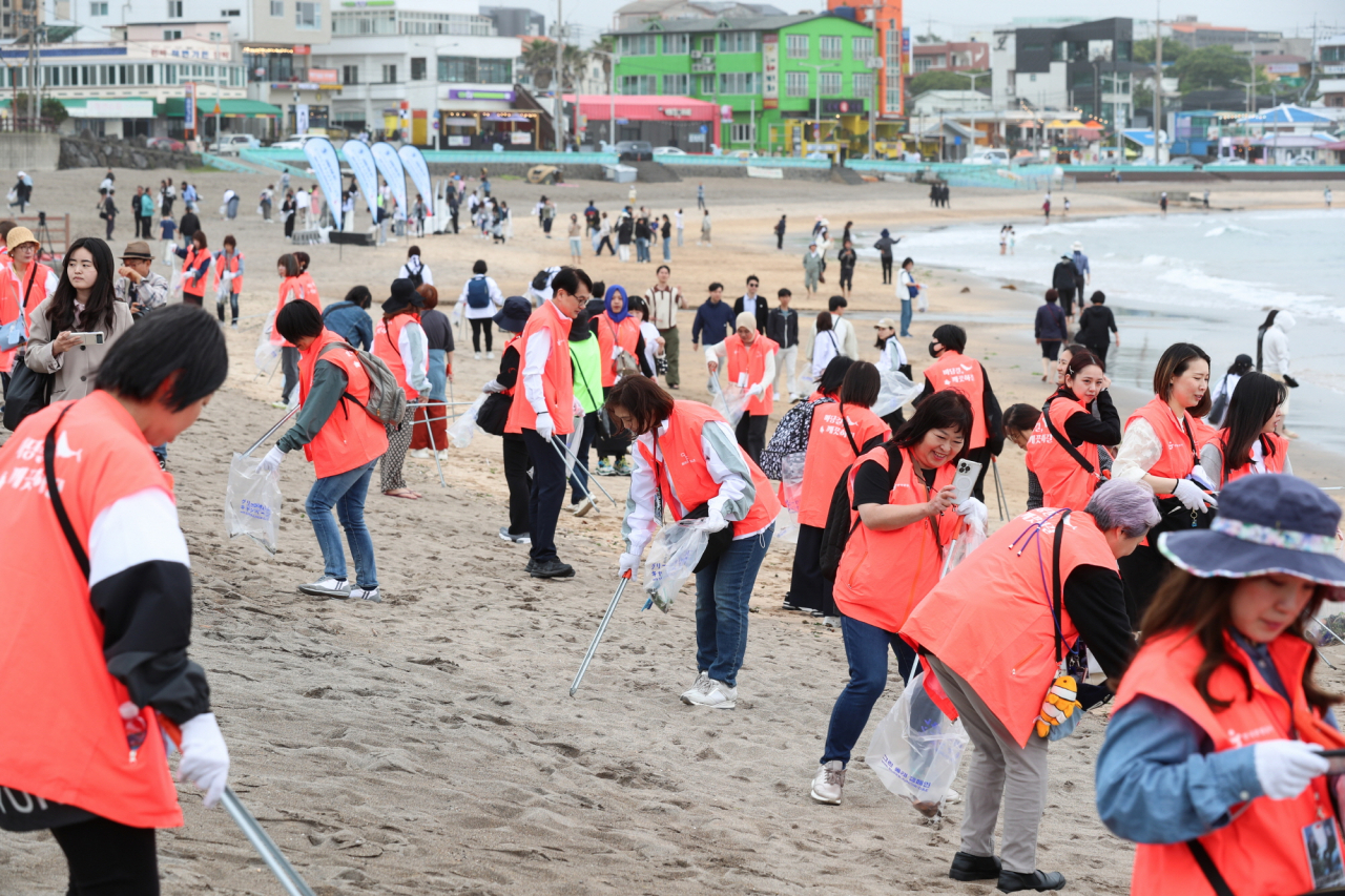 Japanese tourists participate in a plogging program on Iho Tewoo Beach. (KTO)