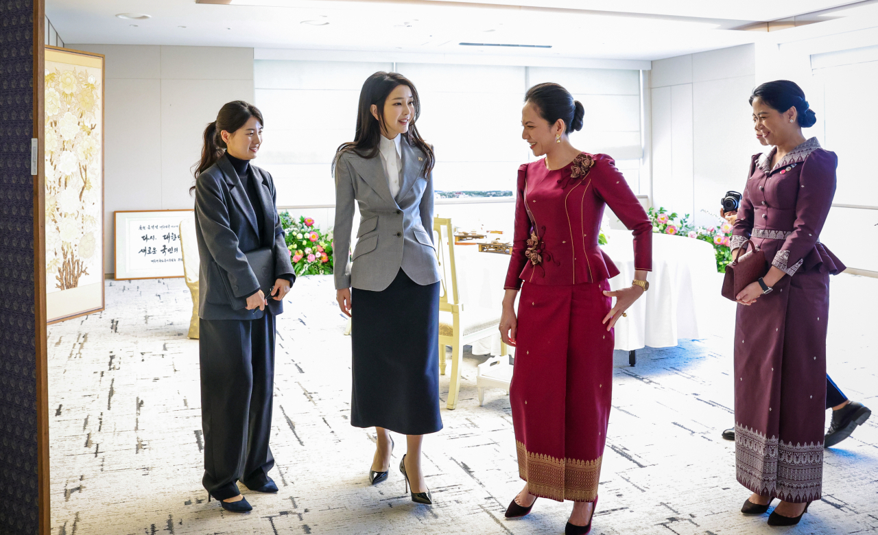 South Korean first lady Kim Keon Hee (second from left) discusses Cambodian traditional costumes with Cambodian first lady Pich Chanmony (third from left), on the sidelines of the summit between President Yoon Suk Yeol and Cambodian Prime Minister Hun Manet at the presidential office in Seoul on Thursday. (Presidential Office)