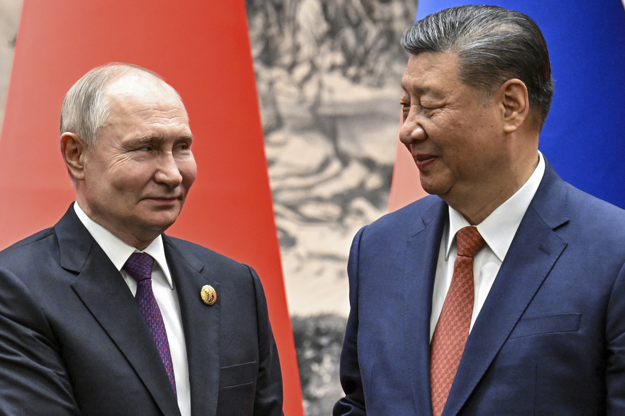 Russian President Vladimir Putin (left) meets Chinese President Xi Jinping in Beijing on Thursday. (AP-Yonhap)