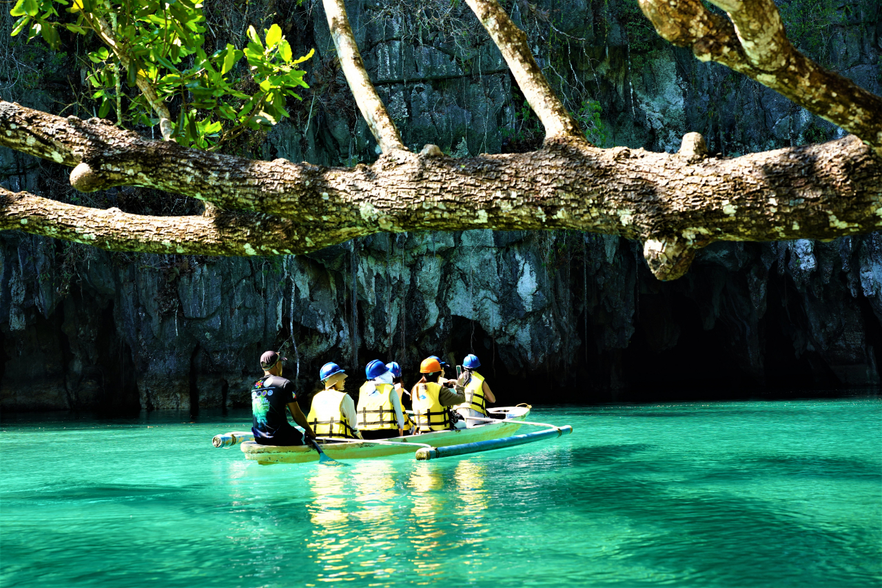 Holidaymakers take part in a boat tour of the Puerto Princesa Subterranean River National Park in Palawan on April 18. (Lee Si-jin/The Korea Herald)