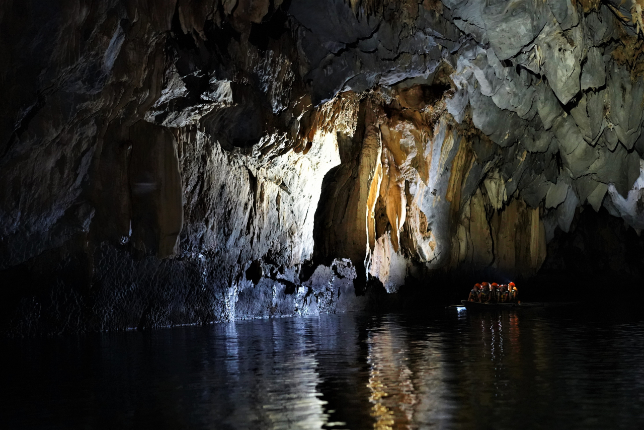 Visitors enjoy a cave tour at Puerto Princesa Subterranean River National Park on April 18. (Lee Si-jin/The Korea Herald)
