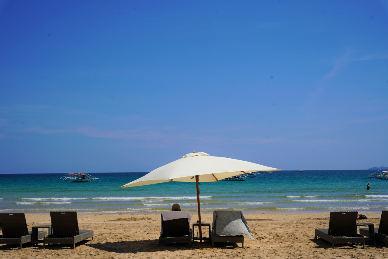 A Four Points by Sheraton guest relaxes on a sunbed at Sabang Beach in Palawan on April 19. (Lee Si-jin/The Korea Herald)