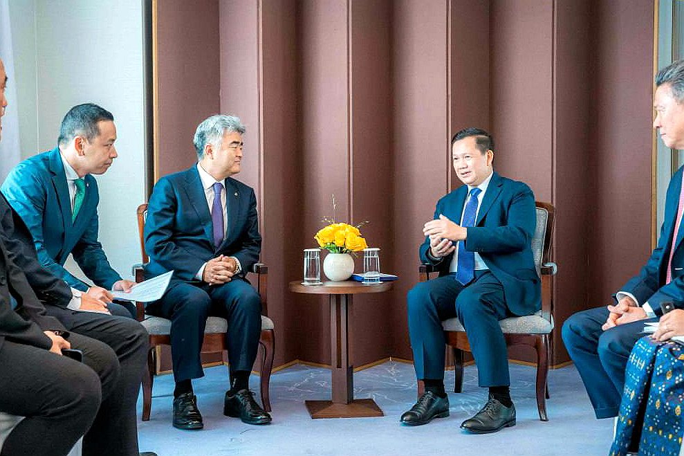 Daewoo E&C Chairman Jung Won-ju (second from left) meets with Cambodian Prime Minister Hun Manet (third from left) at a Lotte Hotel in central Seoul, Friday. (Daewoo E&C)