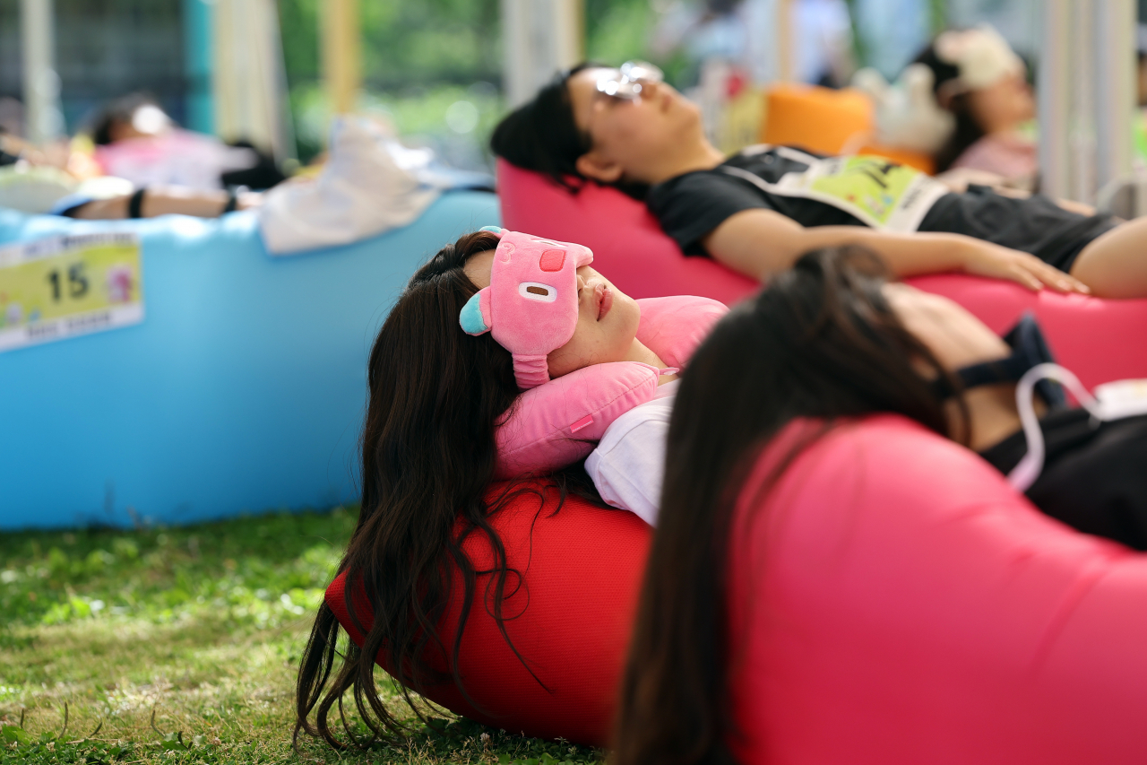 A contest for best sleeper takes place at the Yeouido Hangang Park in Seoul on Saturday. (Yonhap)