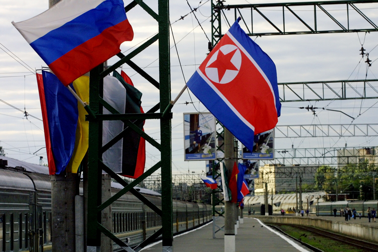 North Korean and Russian flags are displayed at the Moscow railway station. (Getty Images)
