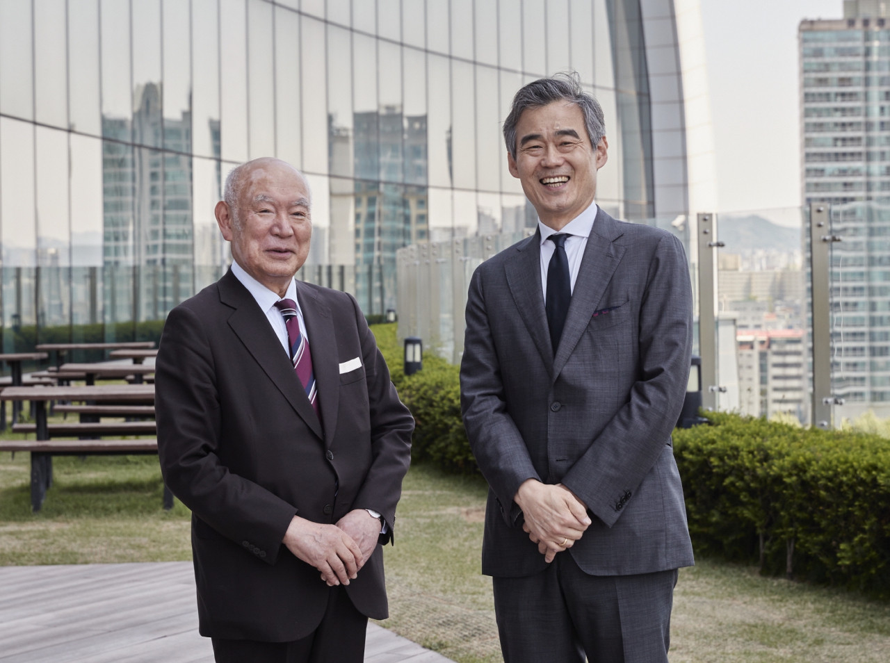 Cellists Tsuyoshi Tsutsumi (left) and Yang Sung-won pose for photos at the Lotte Concert Hall in Jamsil, Seoul, May 14. (Lotte Concert Hall)