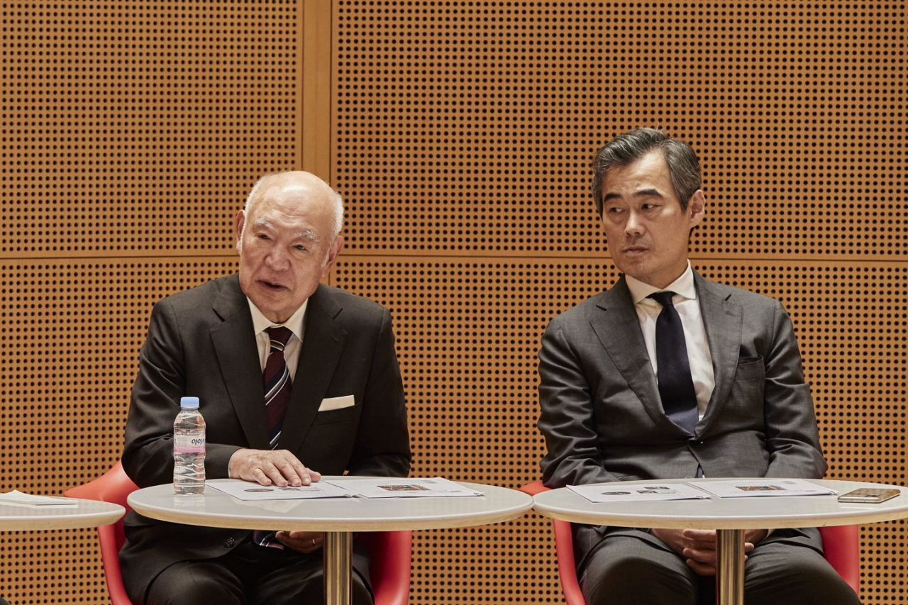 Cellists Tsuyoshi Tsutsumi (left) and Yang Sung-won attend a press conference at the Lotte Concert Hall in Jamsil, Seoul, May 14. (Lotte Concert Hall)