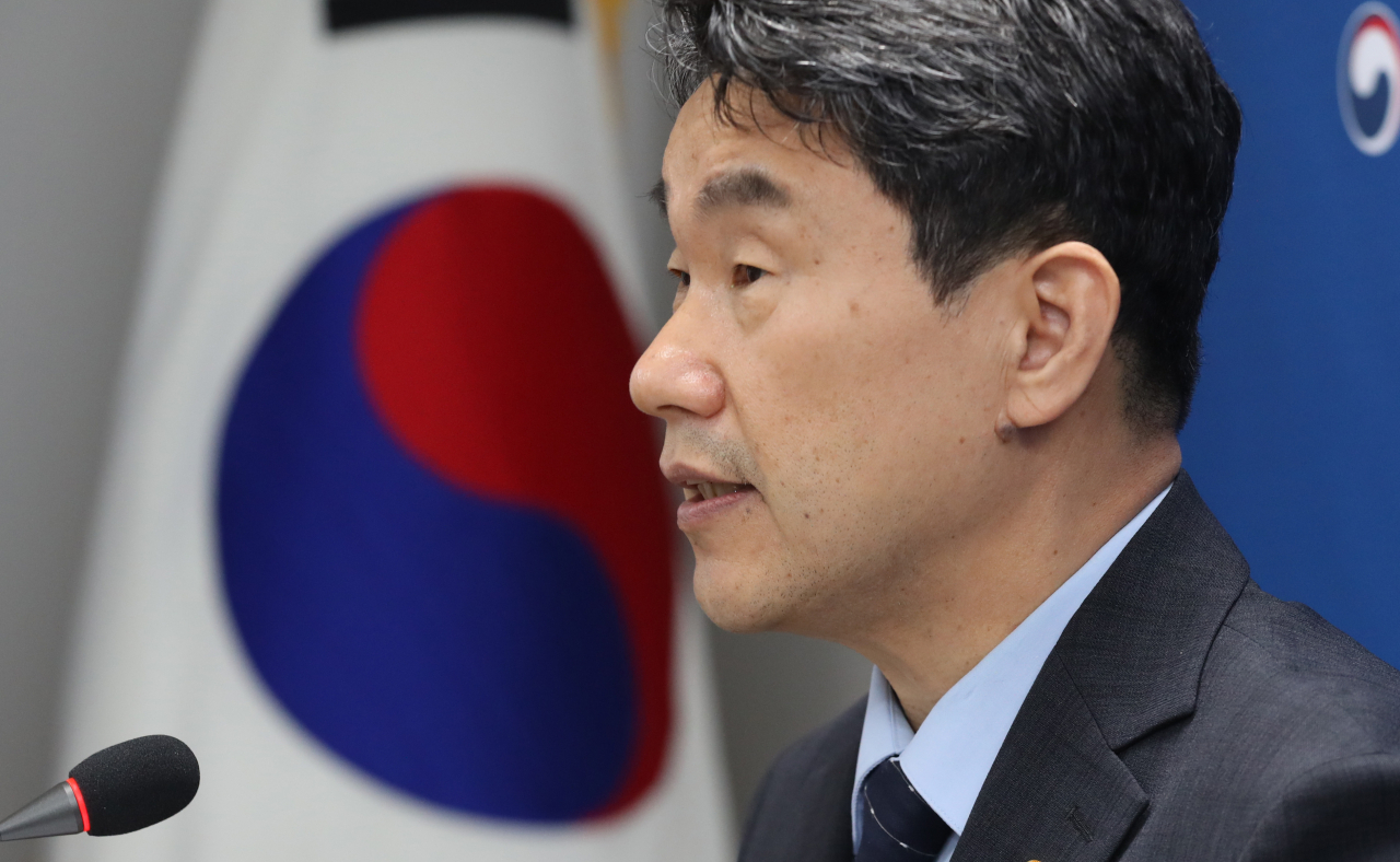 Education Minister Lee Ju-ho speaks at an online meeting held Monday with presidents of 40 medical schools nationwide to urge them to normalize the education process. (Yonhap)