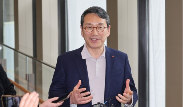 LG Electronics CEO Cho Joo-wan speaks to reporters after meeting with Meta CEO Mark Zuckerberg at LG Twin Towers on February 28. (Yonhap)