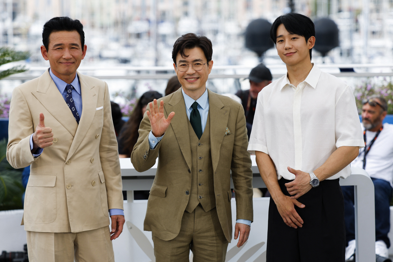 Director Ryoo Seung-wan (center) and cast members Hwang Jung-min (left) and Jung Hae-in pose during a photocall for 