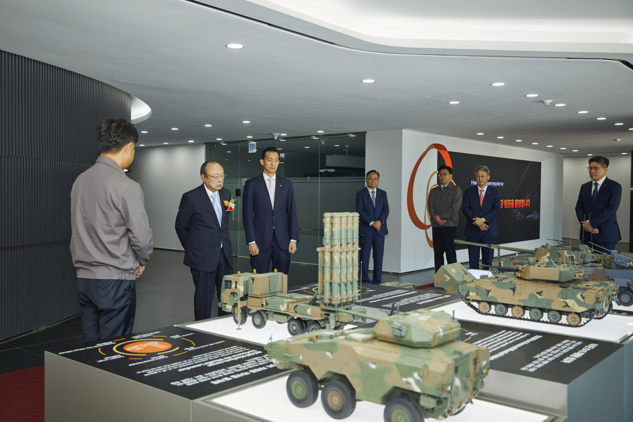 Hanwha Group Chairman Kim Seung-yeon (second from left) is briefed on key defense products produced at Hanwha Aerospace's Changwon plant Monday. On Kim's left is his eldest son and head of Hanwha Aerospace’s strategic division. (Hanwha Group)