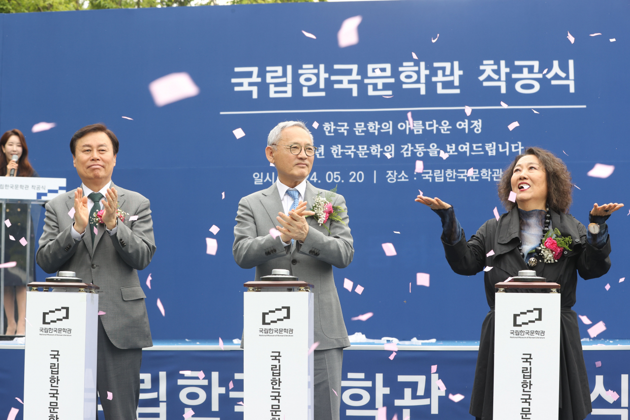 From left, Rep. Do Jong-hwan, Culture Minister Yu In-chon and director Moon Chung-hee attend the groundbreaking ceremony for the National Museum of Korean Literature in Eunpyeong-gu, northern Seoul, on Monday. (Yonhap)
