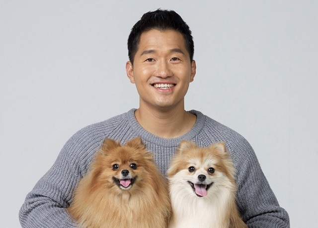 Kang Hyeong-Wook with two unnamed dogs (Instagram page of Bodeum Company)